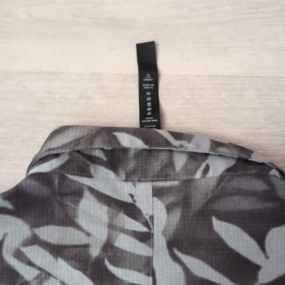 Lululemon Airing Easy Shirt Mens Large Gray Floral Hawaiian Button Down - Picture 6 of 6